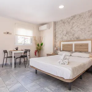 apartamentos-lola-beach.1costadelsol.com/